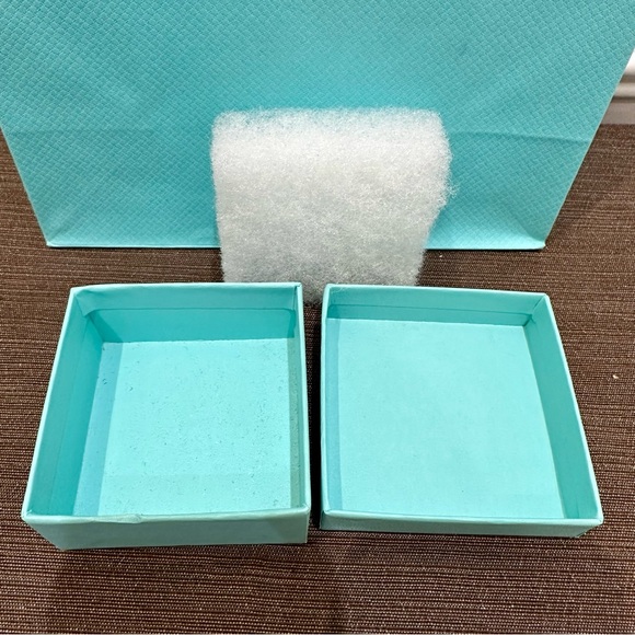 Authentic Tiffany & Co. jewellery gift box with matching gift bag and ribbon - Picture 3 of 9